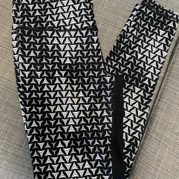 Two pairs of Victoria’s Secret sport leggings - Picture 2 of 10